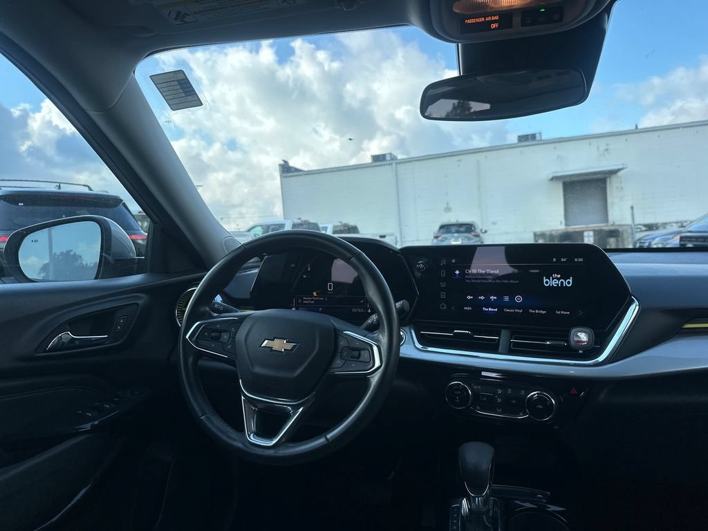 Used 2024 Chevrolet Trax LT w/ Sunroof Package FWD image 44