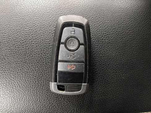 Used 2020 Ford Fusion SE image 32