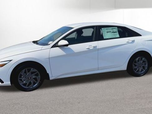 Used 2025 Hyundai Elantra Blue FWD image 47