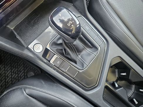 Used 2022 Volkswagen Tiguan SE w/ Panoramic Sunroof Package FWD image 16