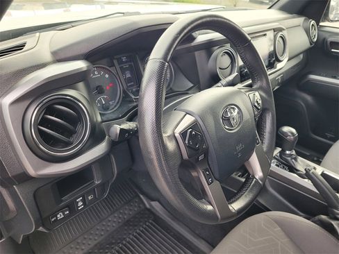 Used 2018 Toyota Tacoma TRD Off-Road image 27