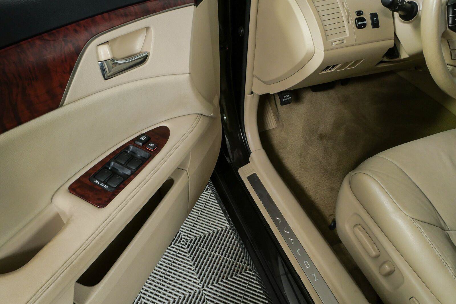 Used 2011 Toyota Avalon FWD image 7