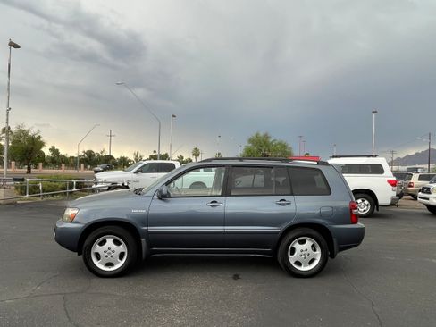 Used 2005 Toyota Highlander 2WD V6 w/ 3rd Row image 2