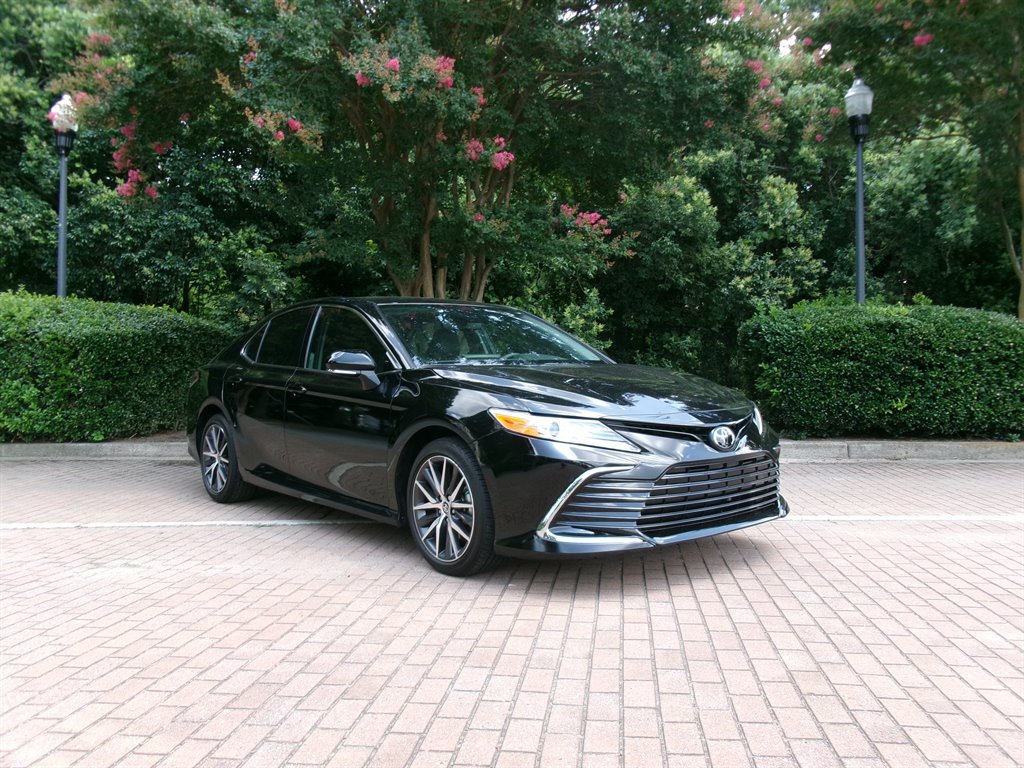 Used 2024 Toyota Camry XLE FWD image 3