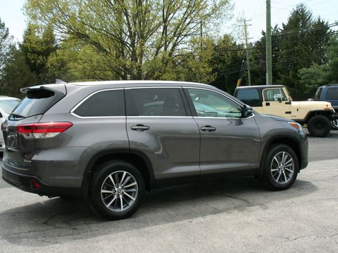 Used 2019 Toyota Highlander XLE AWD/4WD image 9
