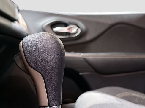 Used 2017 Jeep Cherokee Sport image 16