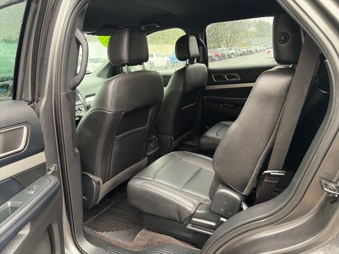 Used 2017 Ford Explorer XLT w/ Equipment Group 202A AWD/4WD image 11
