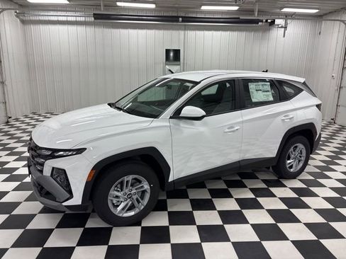 Certified 2025 Hyundai Tucson SE image 1