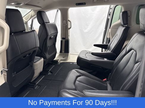 Used 2023 Chrysler Pacifica Touring-L FWD image 30
