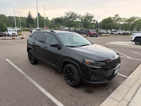 Used 2023 Jeep Cherokee Altitude Lux AWD/4WD image 2