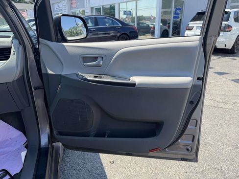 Used 2018 Toyota Sienna LE w/ Carpet Mat Package FWD image 12