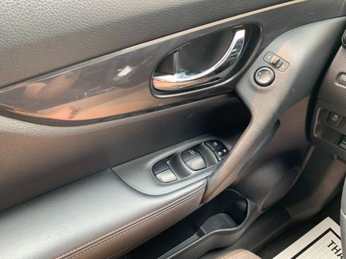 Used 2018 Nissan Rogue SV AWD/4WD image 13