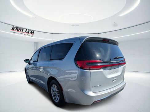 Used 2024 Chrysler Pacifica Touring-L image 4