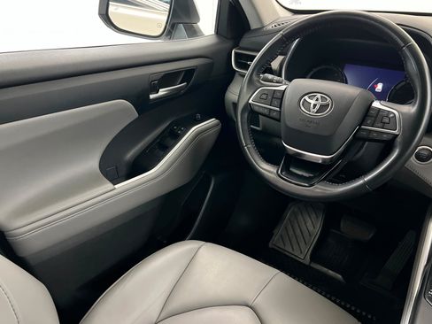 Used 2021 Toyota Highlander XLE AWD/4WD image 12