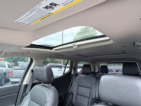 Used 2019 GMC Acadia Denali w/ Technology Package FWD image 10