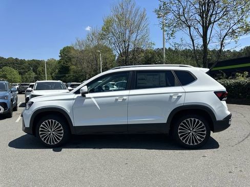 New 2026 Volkswagen Taos SE image 2