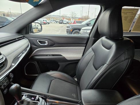 Used 2023 Jeep Compass Latitude w/ Mopar Graphics Package image 25