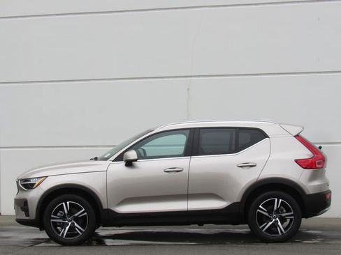 Used 2024 Volvo XC40 B5 Core AWD/4WD image 4