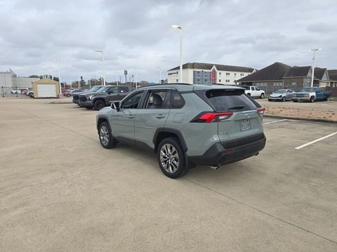 Used 2022 Toyota RAV4 XLE Premium image 3