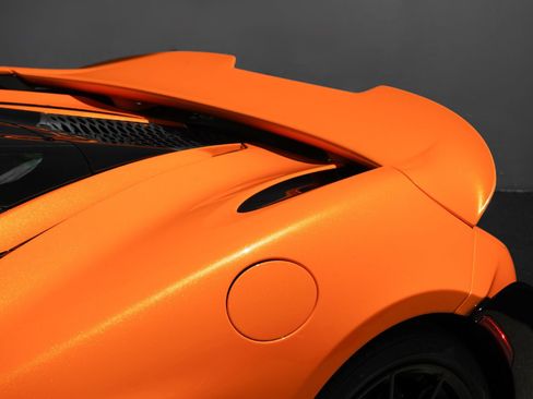 Used 2021 McLaren 765LT RWD image 3