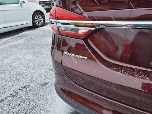 Used 2018 Ford Fusion SE w/ Fusion SE Technology Package image 5