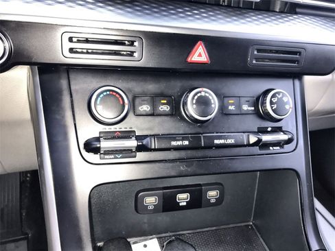 Used 2024 Kia Carnival LX image 18