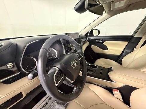 Used 2024 Toyota Highlander XLE FWD image 6