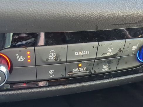 Used 2023 Buick Enclave Essence image 22