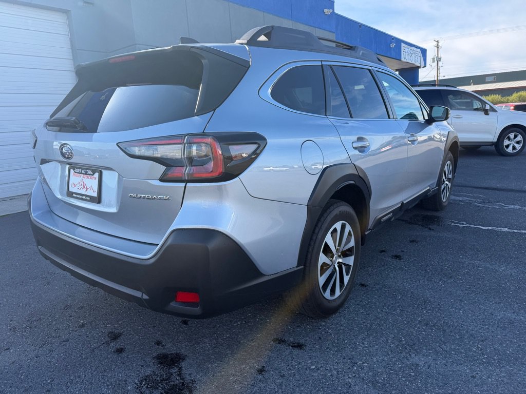 Used 2023 Subaru Outback Premium AWD/4WD image 4