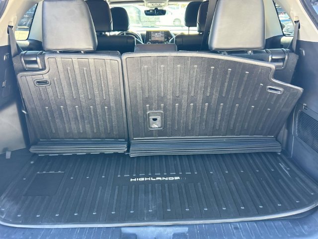 Used 2021 Toyota Highlander XLE FWD image 12