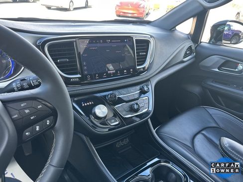 Used 2025 Chrysler Pacifica Limited image 74