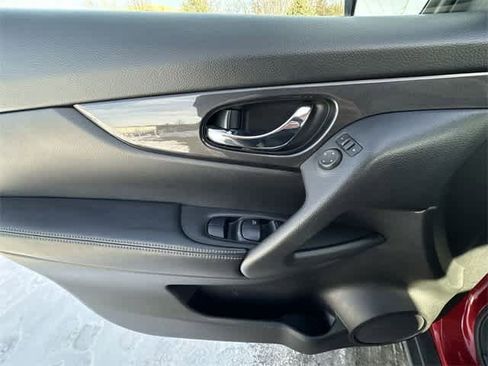 Used 2017 Nissan Rogue S image 15