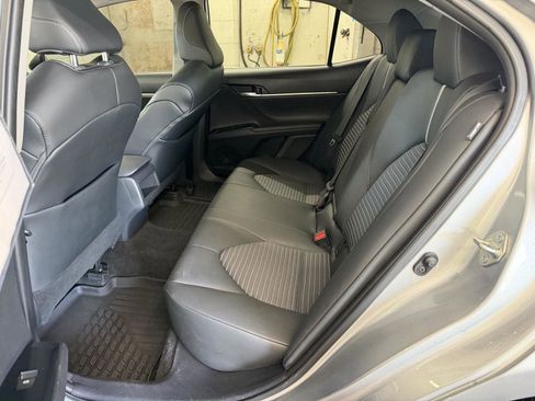 Used 2020 Toyota Camry SE w/ Convenience Package FWD image 24