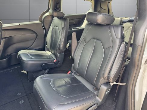 Used 2018 Chrysler Pacifica Touring-L Plus w/ S Appearance Package FWD image 18
