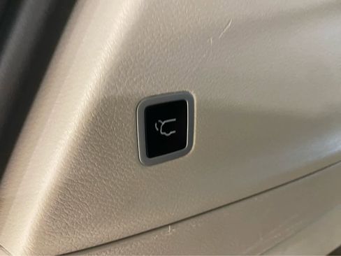 Used 2024 Chrysler Pacifica Touring-L FWD image 10