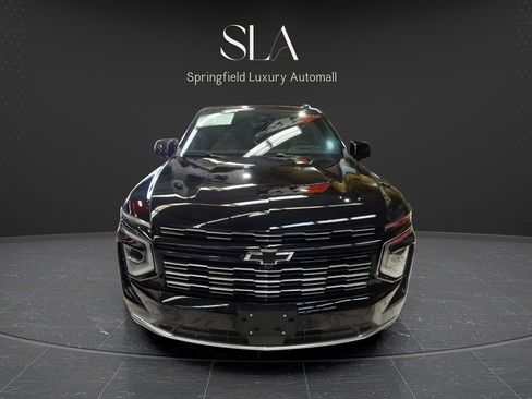 Used 2025 Chevrolet Suburban High Country image 3