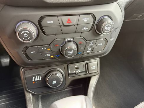 Used 2023 Jeep Renegade Latitude AWD/4WD image 34