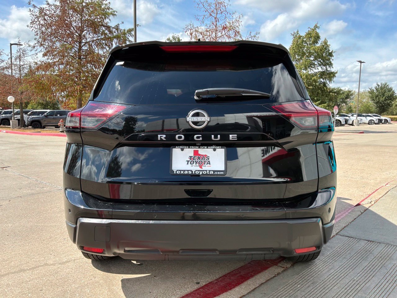 Used 2025 Nissan Rogue SV FWD image 7