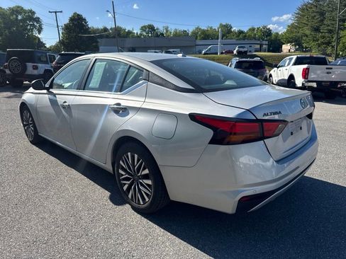 Used 2024 Nissan Altima 2.5 SV FWD image 6