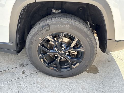 Used 2025 Jeep Grand Cherokee Altitude AWD/4WD image 31