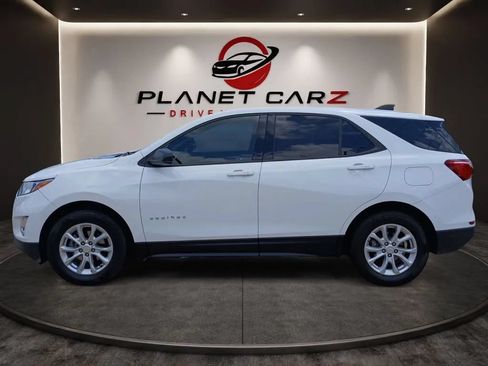 Used 2019 Chevrolet Equinox LS w/ LS Convenience Package FWD image 2