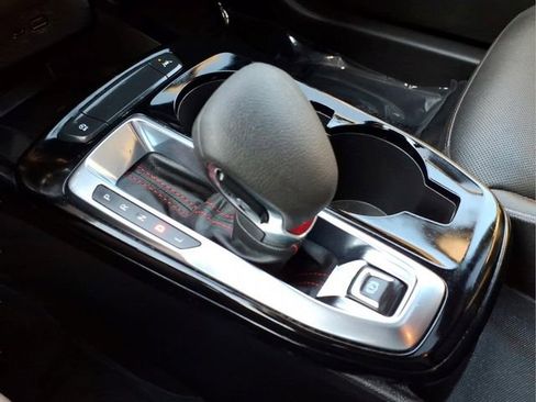 Used 2025 Chevrolet Trax RS w/ Sunroof Package FWD image 24