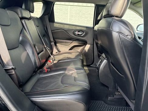 Used 2019 Jeep Cherokee Trailhawk AWD/4WD image 16