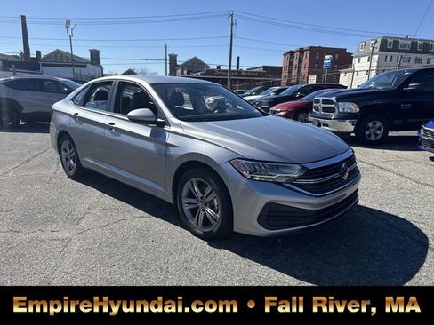 Used 2024 Volkswagen Jetta SE image 2