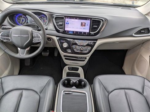 Used 2024 Chrysler Pacifica Touring-L image 18