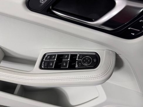 Certified 2025 Porsche Macan w/ Premium Package Plus AWD/4WD image 21