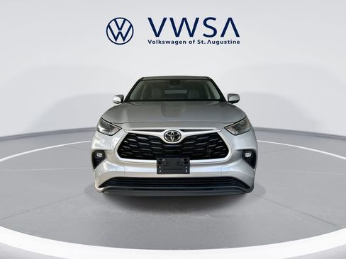 Used 2023 Toyota Highlander LE FWD image 3