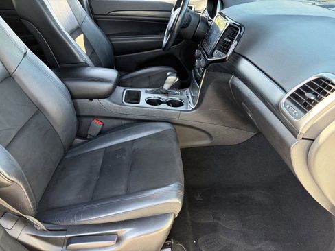 Used 2019 Jeep Grand Cherokee Altitude RWD image 12