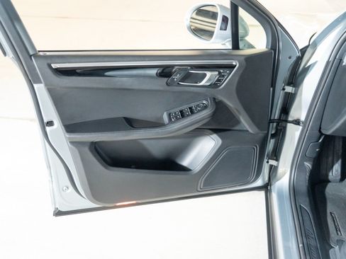 Certified 2023 Porsche Macan AWD/4WD image 16
