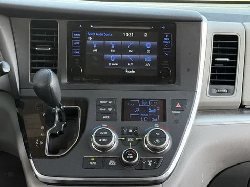 Used 2017 Toyota Sienna LE FWD image 16